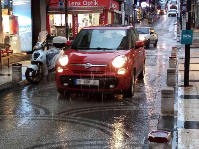 Bandırma’da kar öncesi sağanak yağış etkili oluyor