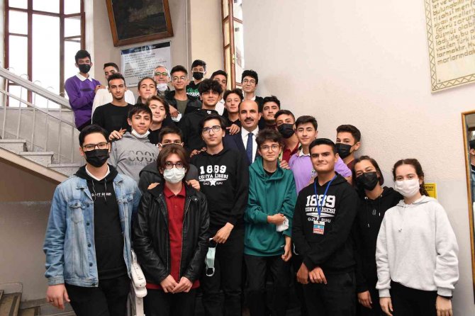 Başkan Altay karne alan öğrencileri tebrik etti