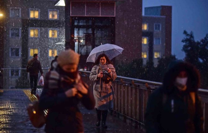 İstanbul’da kar yağışı etkili oluyor