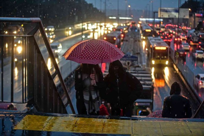 İstanbul’da kar yağışı etkili oluyor