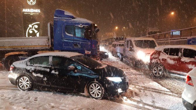 Afyonkarahisar’da kar yağışı trafikte kabusa döndü