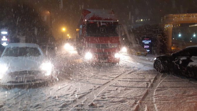 Afyonkarahisar’da kar yağışı trafikte kabusa döndü