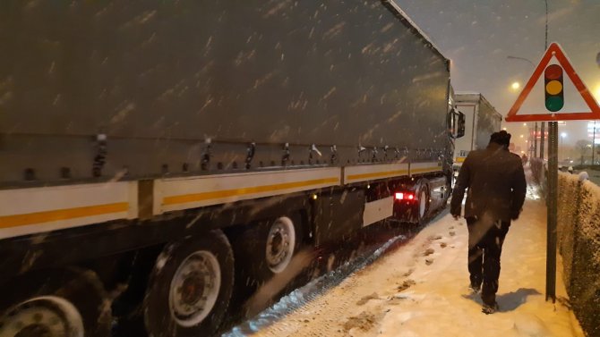 Afyonkarahisar’da kar yağışı trafikte kabusa döndü