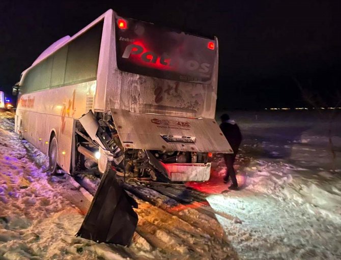 Aksaray'da yolcu otobüsünün şarampole düştüğü kazada 4 kişi yaralandı