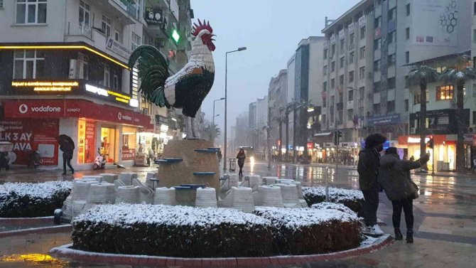 Beklenen kar, Denizli’yi beyaza bürüdü