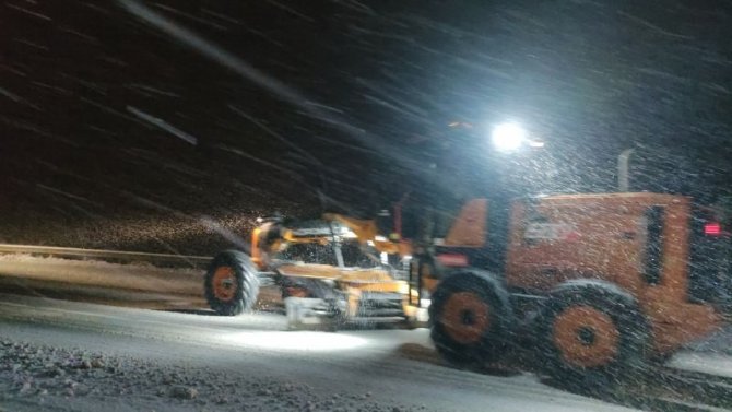 Bursa’da karla mücadele aralıksız sürüyor