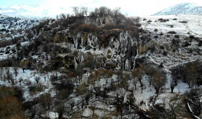 Buz tutan Girlevik Şelalesi’nde 2 metrelik buz sarkıtları oluştu