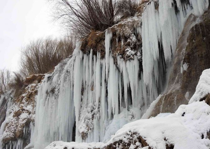 Buz tutan Girlevik Şelalesi’nde 2 metrelik buz sarkıtları oluştu