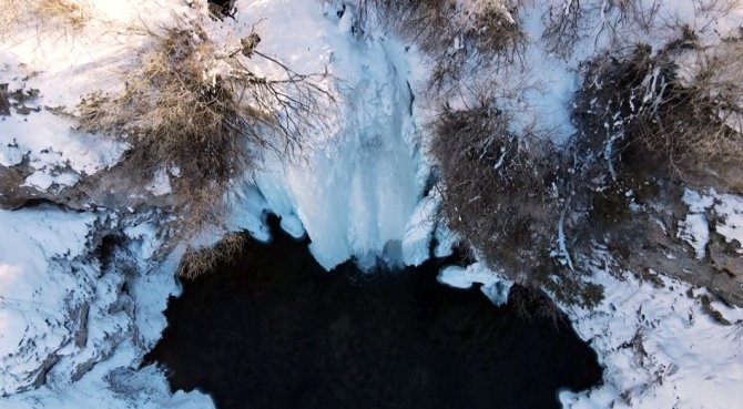 Eksi 20 derecede buz tutan şelale kartpostallık görüntüler oluşturdu