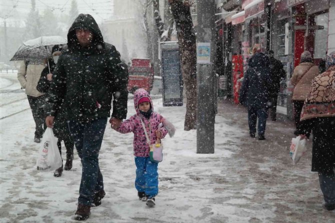 Eskişehir’de kar yağışı etkisini arttırdı