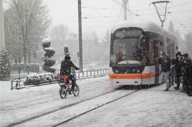 Eskişehir’de kar yağışı etkisini arttırdı