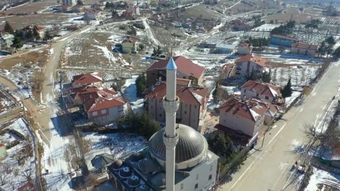 Yıldırım düşmesi sonucu yanan caminin minaresi yenilendi