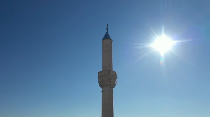 Yıldırım düşmesi sonucu yanan caminin minaresi yenilendi