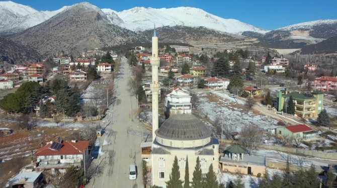 Yıldırım düşmesi sonucu yanan caminin minaresi yenilendi