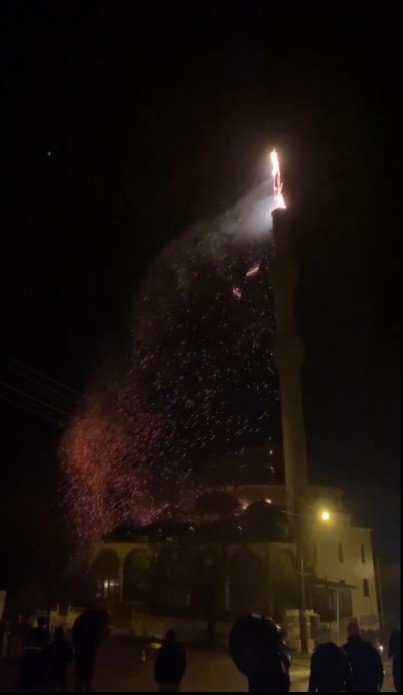 Yıldırım düşmesi sonucu yanan caminin minaresi yenilendi