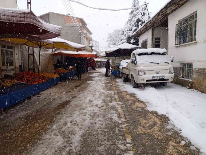 Yoğun kar yağışı nedeniyle ilçe pazarında tezgahlar boş kaldı