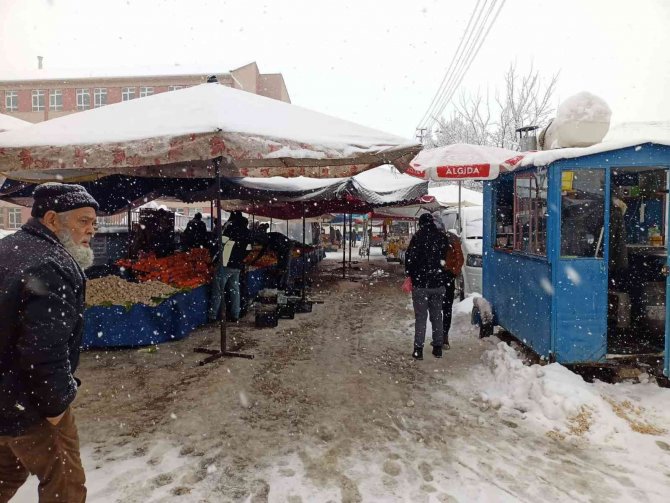 Yoğun kar yağışı nedeniyle ilçe pazarında tezgahlar boş kaldı