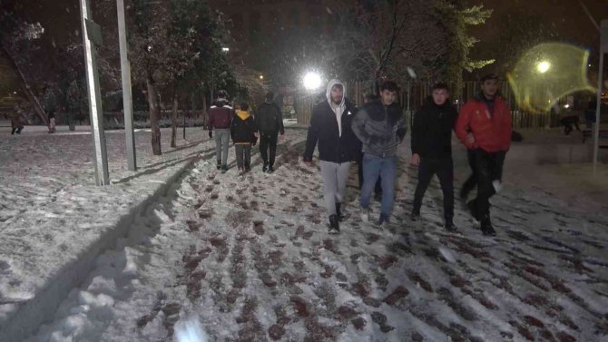 43 ilin geçiş güzergahında yoğun kar yağışı etkili oldu