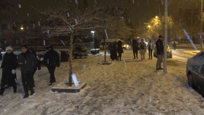 43 ilin geçiş güzergahında yoğun kar yağışı etkili oldu