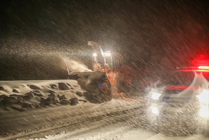 Kar nedeniyle kapanan Antalya-Konya kara yolunun açılması için çalışmalar sürüyor