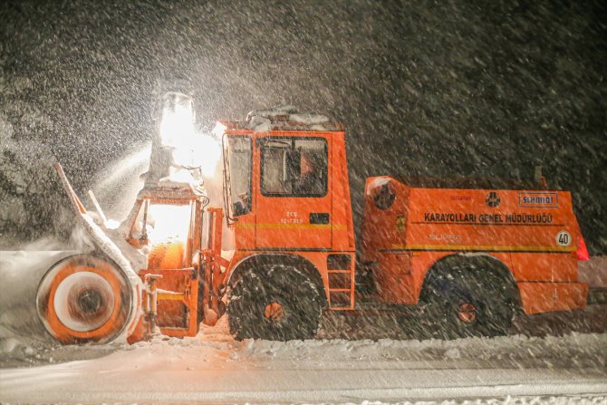 Kar nedeniyle kapanan Antalya-Konya kara yolunun açılması için çalışmalar sürüyor