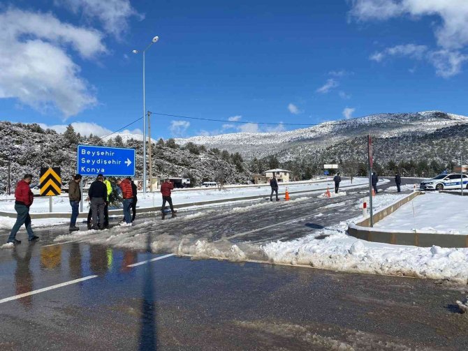 Antalya-Konya karayolu kar sebebiyle 24 saattir kapalı