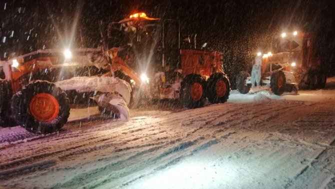 Antalya-Konya karayolu kar sebebiyle 24 saattir kapalı