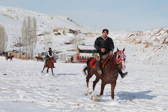 Buz gibi havada kar üstünde cirit antrenmanı nefes kesti