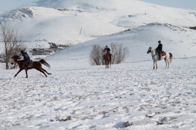 Buz gibi havada kar üstünde cirit antrenmanı nefes kesti