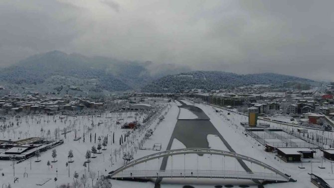 Buz tutan deredeki martıların kar banyosu drone ile görüntülendi