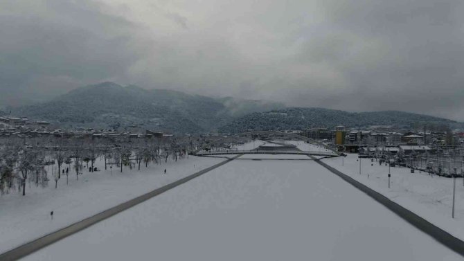 Buz tutan deredeki martıların kar banyosu drone ile görüntülendi