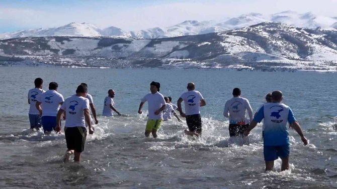 Dondurucu soğukta gölde yüzdüler