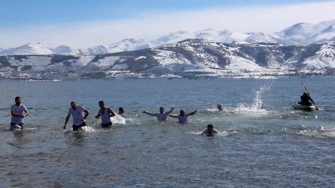 Dondurucu soğukta gölde yüzdüler