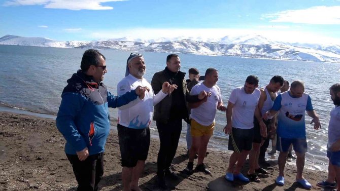 Dondurucu soğukta gölde yüzdüler