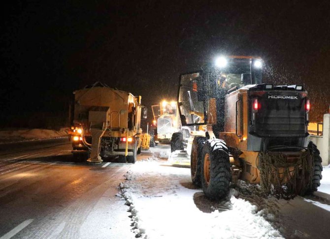 Erzincan-Sivas kara yolu tipi nedeniyle ulaşıma kapatıldı