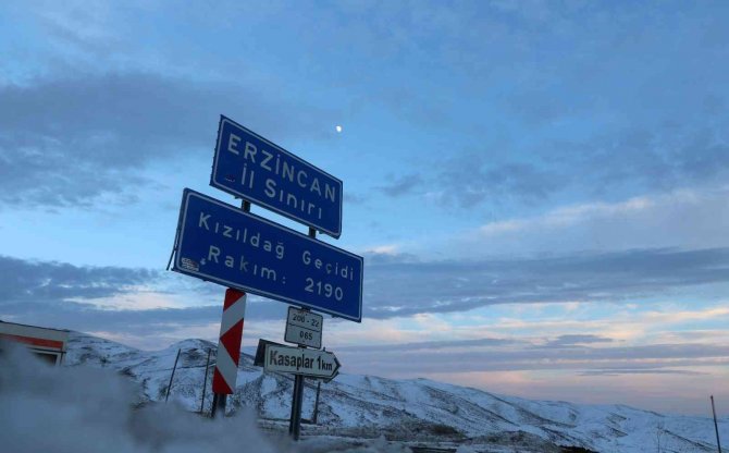 Erzincan-Sivas kara yolu tipi nedeniyle ulaşıma kapatıldı