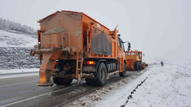 Kar ve tipi Türkiye’deki birçok il ve ilçe yolunu ulaşıma kapattı