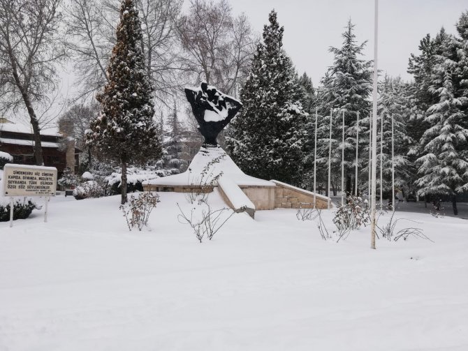 Karaman şehir merkezinde kar kalınlığı 30 santimi aştı
