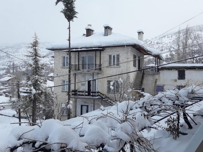 Karaman şehir merkezinde kar kalınlığı 30 santimi aştı