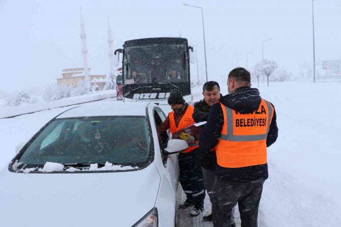 Karda yolda kalanlara kumanya dağıtıldı