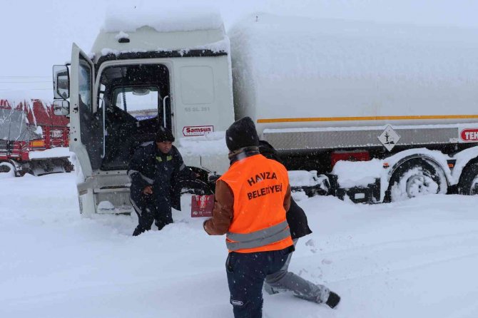 Karda yolda kalanlara kumanya dağıtıldı