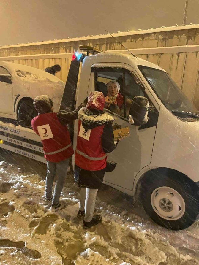 Karda yolda kalanlara kumanya dağıtıldı