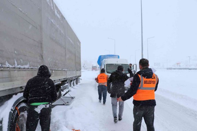 Karda yolda kalanlara kumanya dağıtıldı