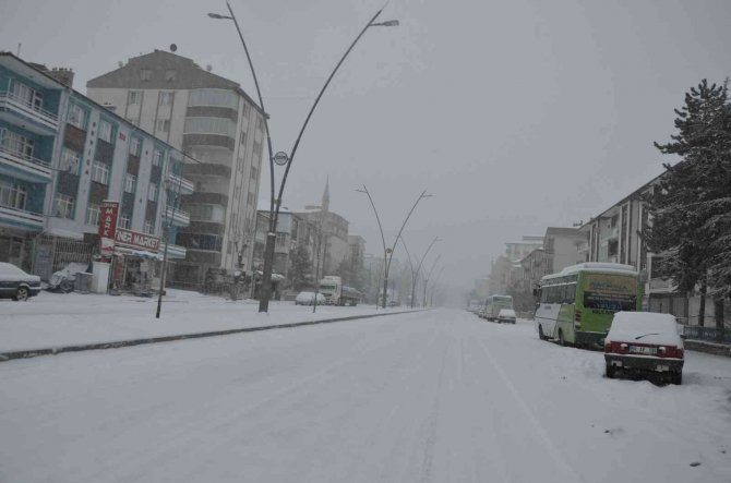 Konya Adana karayolu 16 saattir trafiğe kapalı