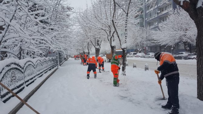 Konya Büyükşehir 31 ilçede yolları açık tutmak için yoğun mesai harcıyor