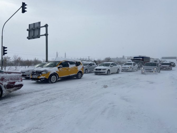 Konya’da kar ve tipi ulaşımı olumsuz etkiledi