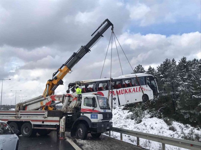 Şarampole devrilen yolcu otobüsü kaza yerinden kaldırıldı