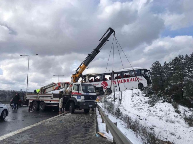 Şarampole devrilen yolcu otobüsü kaza yerinden kaldırıldı