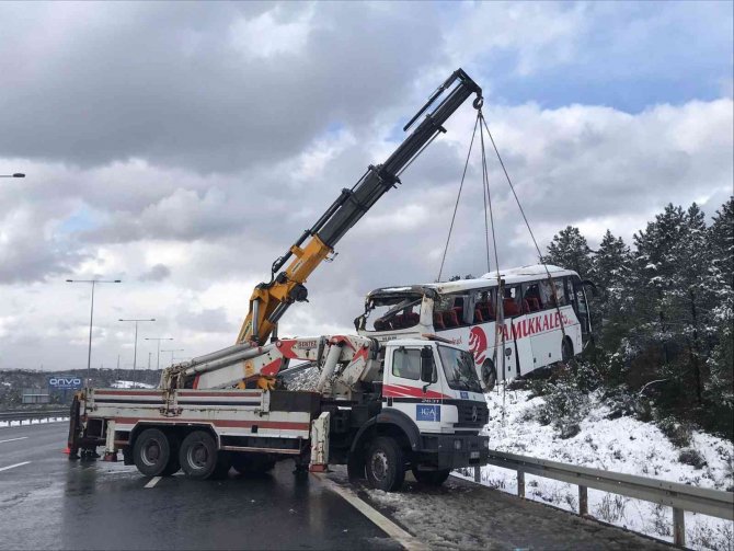 Şarampole devrilen yolcu otobüsü kaza yerinden kaldırıldı