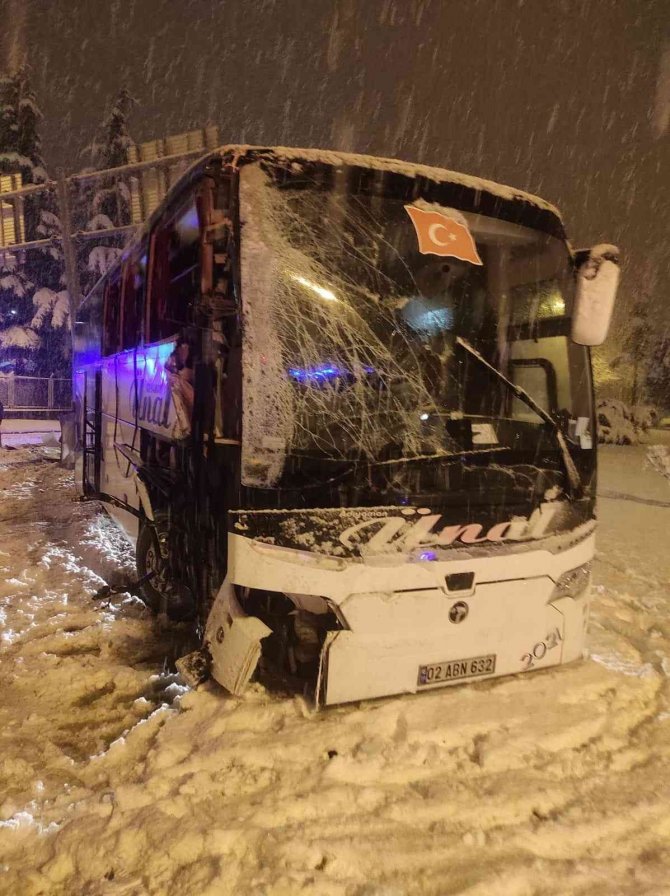 Yolcu otobüsü karlı yolda kaza yaptı: 12 yaralı